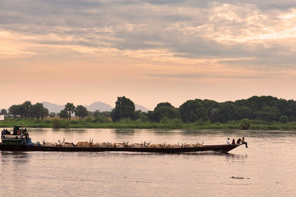 barca en el rio Nilo Juba