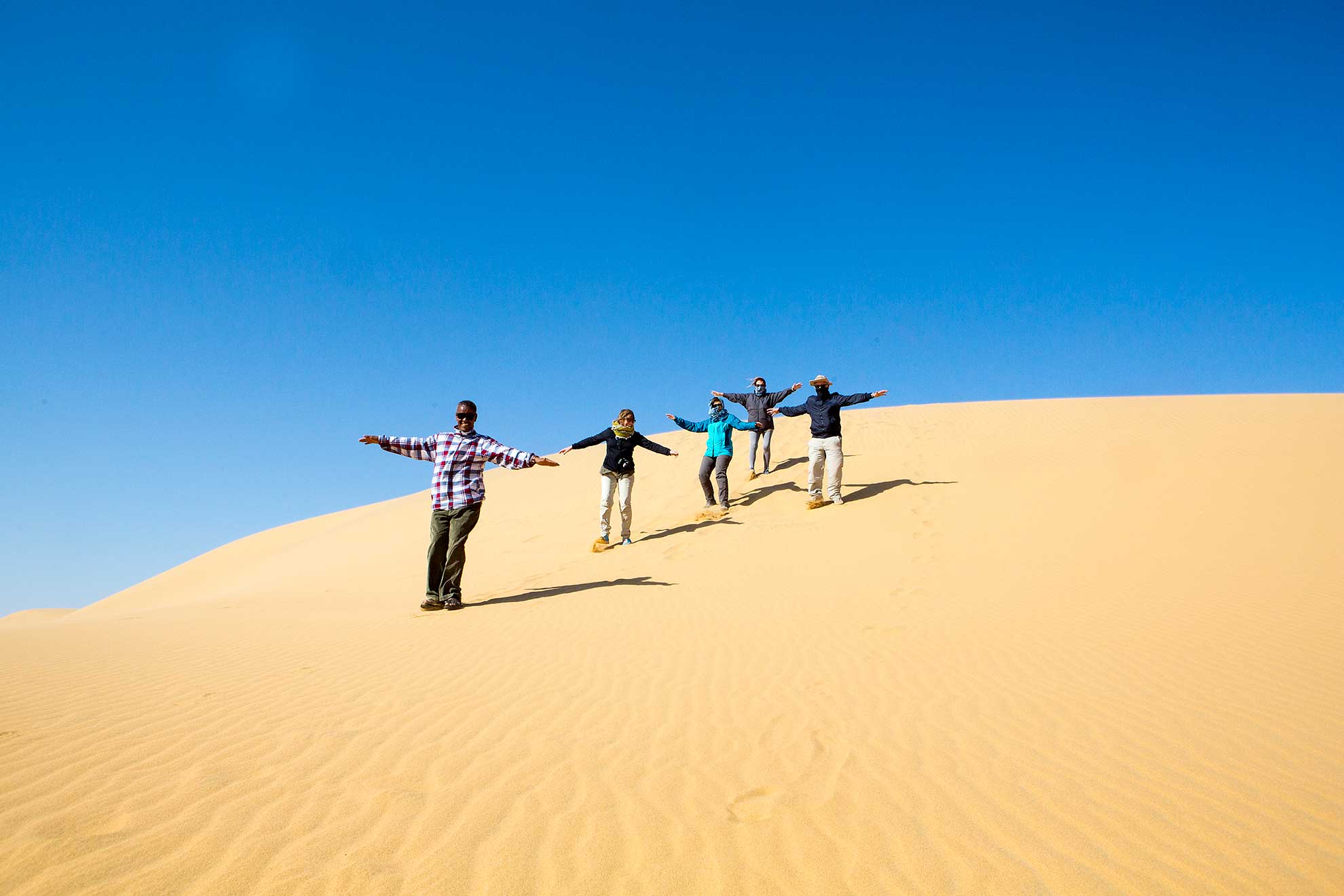 grupo viajeros desierto Sudán