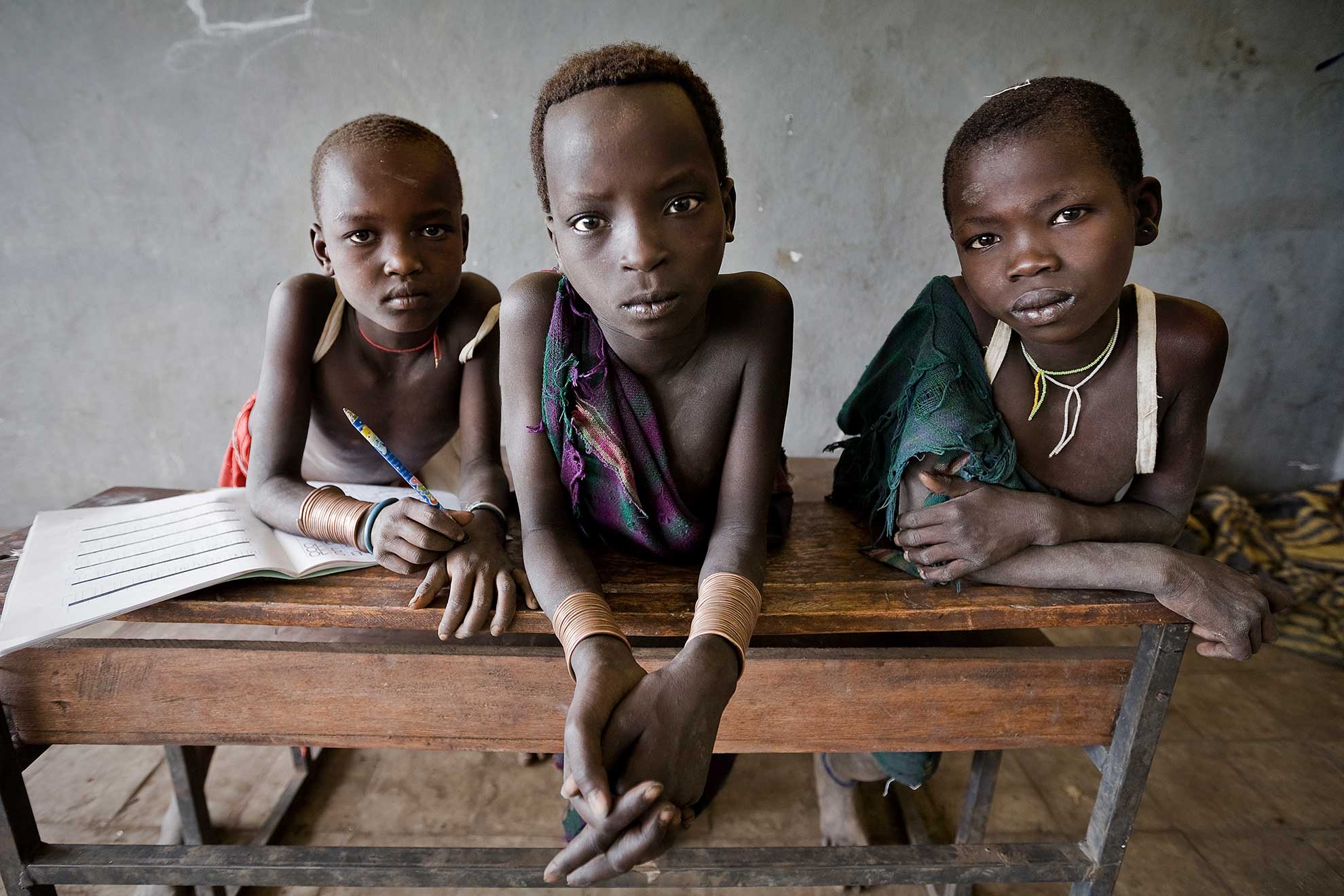 niños en escuela de la etnia suri en Koka Etiopía